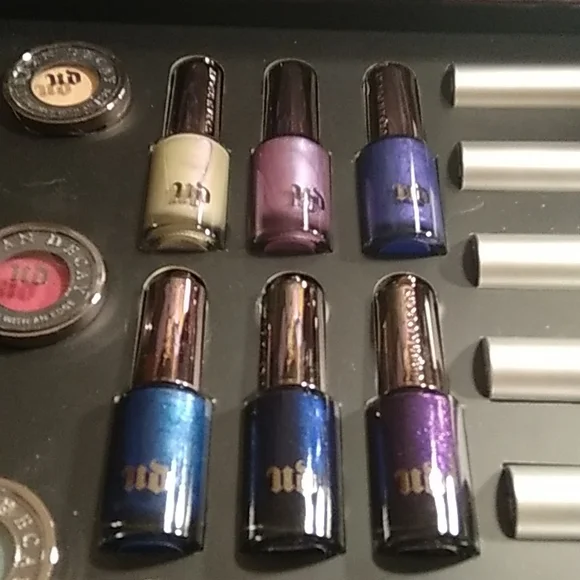 URBAN DECAY 20 YEARS OF BEAUTY WITH AN EDGE MAKEUP VAULT
